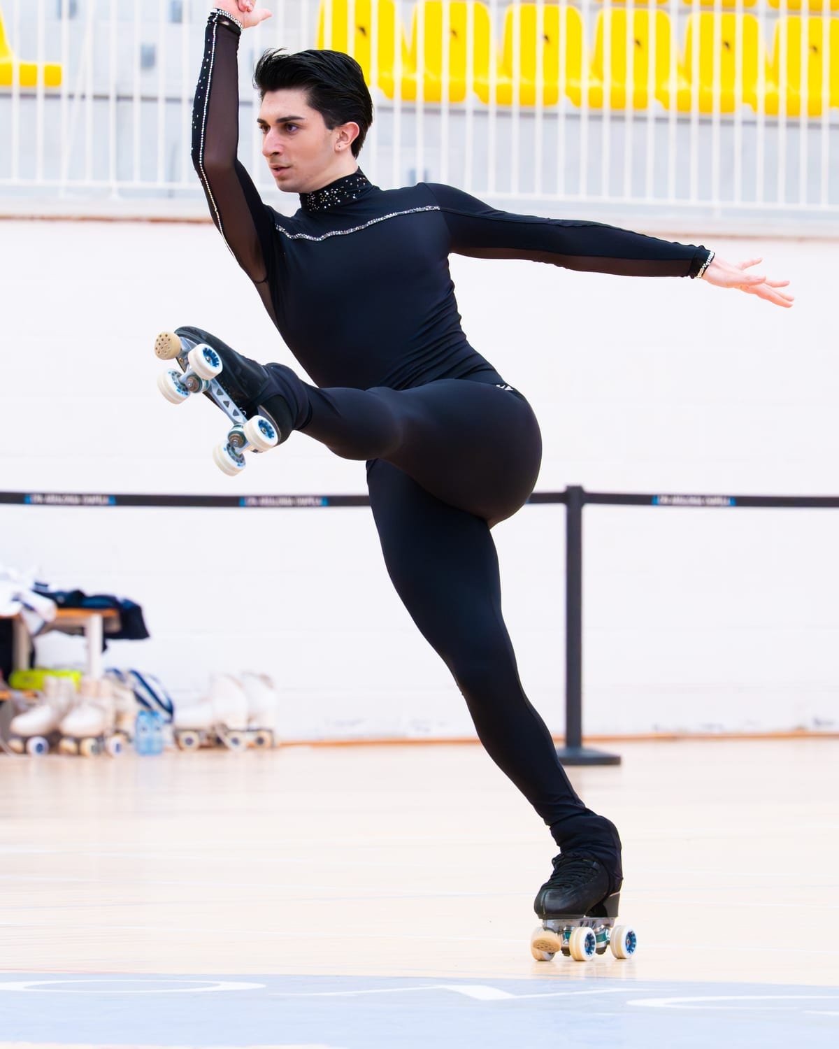 Patinador en un salto con la pierna elevada sobre los patines — foto de Pablo González