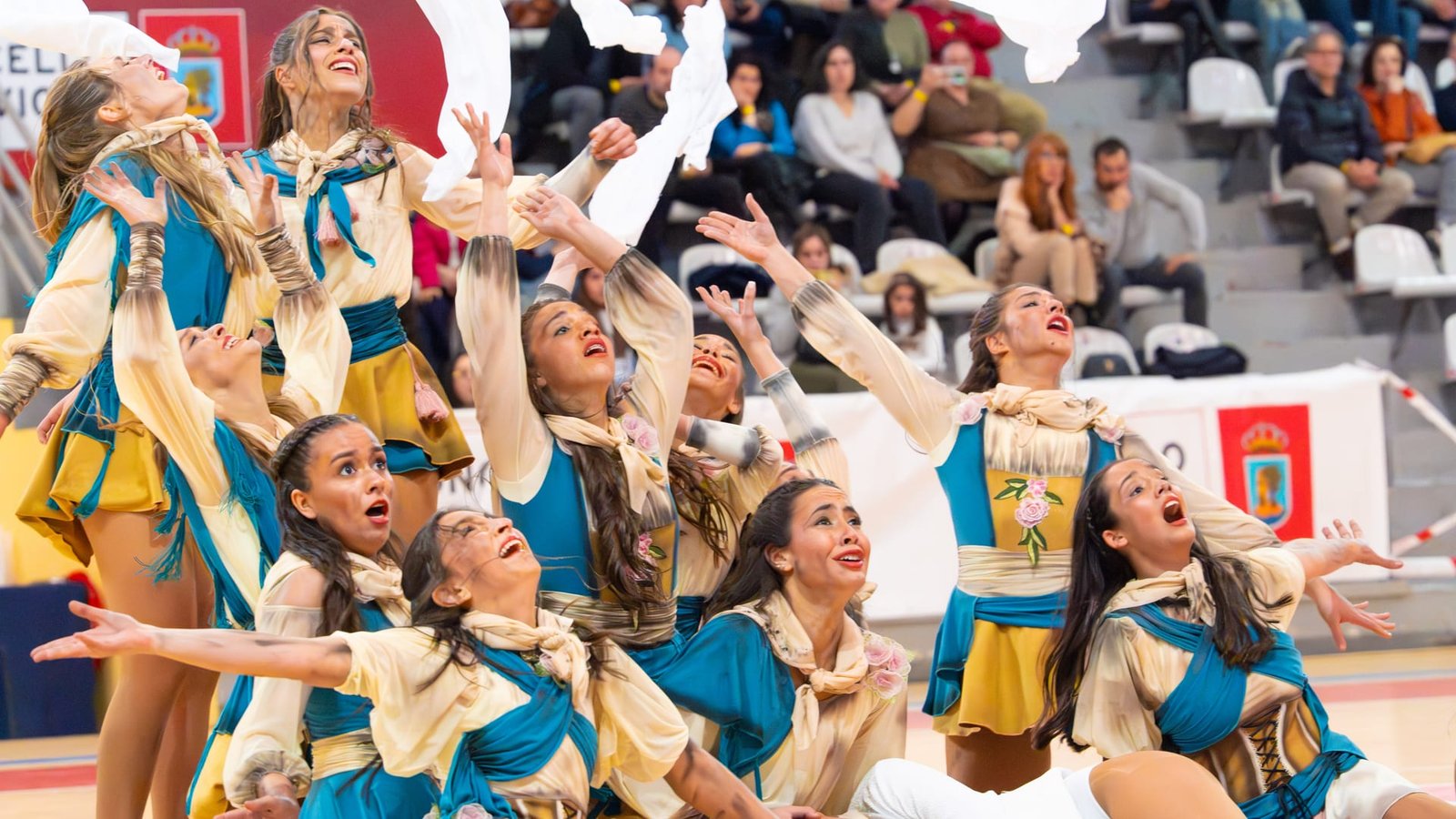 Equipo de patinaje artístico mirando al cielo con los brazos extendidos durante su actuación — foto de Pablo González