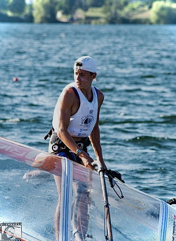 Pablo González navegando en windsurf