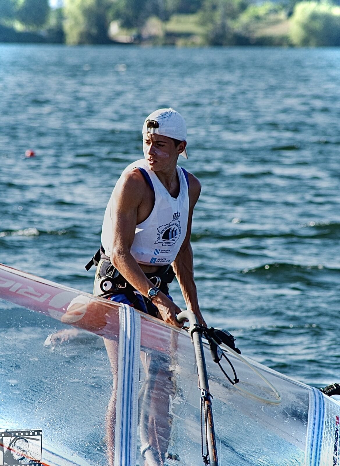 Pablo haciendo windsurf